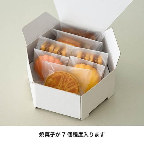 贈答箱 KRW-HGM きらび六角BOX-M/ホワイト(10枚) ヘッズ 白い六角形のボックスが整然と積み重ねられた様子