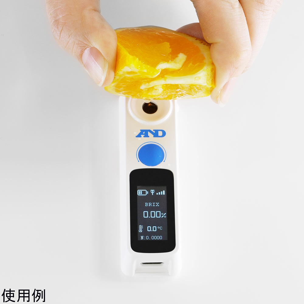 Bluetooth®内蔵 デジタル糖度計 上面から見たデバイスのデジタル表示部分と保護ケースが見える状態