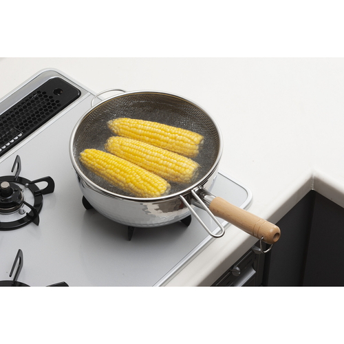 ザル　深型　24cm　ゆであげに便利でごザル　日本製 白い深型ザルが鮮やかな野菜を入れて置かれている状態