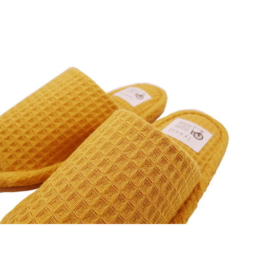 スリッパ　　yori　ワッフルソトヌイM　AAAA1005YE　イエロー(M) 明るいイエローのスリッパが前面から見える状態で、柔らかい素材の質感が強調されている。