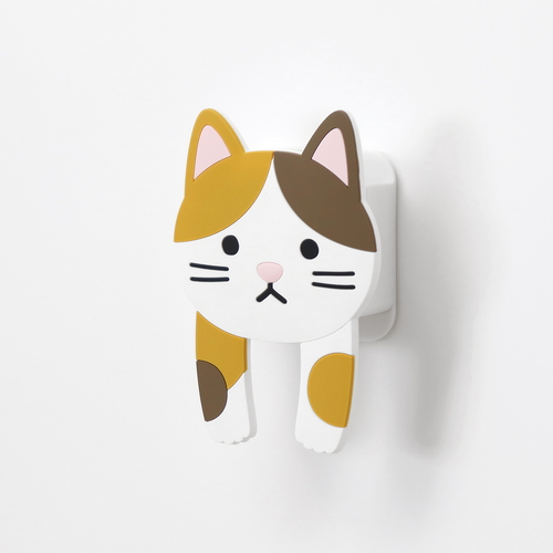 フック　吸着　スティッキーフックポケット　アニマル　ミケネコ 可愛らしいミケネコデザインのフックが鮮やかな色合いでディスプレイされている様子