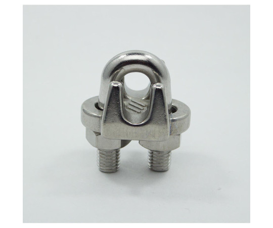 ステンレス　ワイヤークリップ　バラ　（10）　21mm×52mm 金属製のクリップが無造作に並べられた状態