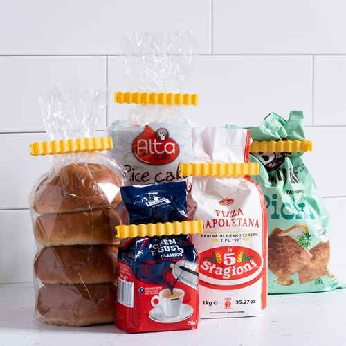 Peleg　Designスキッチンクリップ　フライドポテトクリップ カラフルなフライドポテトを挟むクリップがスタンドに置かれた様子