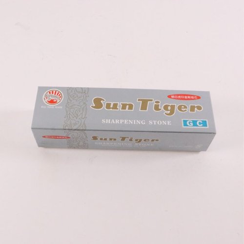 砥石 荒砥セラミック製法金剛 GC角2丁掛 205×50×50mm 松永トイシ 表面が滑らかで四角い形状の砥石が横向きに置かれている様子
