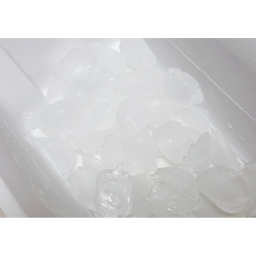 氷クリーン　コクボ　ジドウセイヒョウキセンジョウザイ　3カイブン 透明な袋に入った粉体のような物質が見える状態