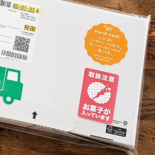 梱包用シール H-6S お菓子が入っていますステッカー-6(60枚) ヘッズ 鮮やかな色合いのシールが並んでいる様子