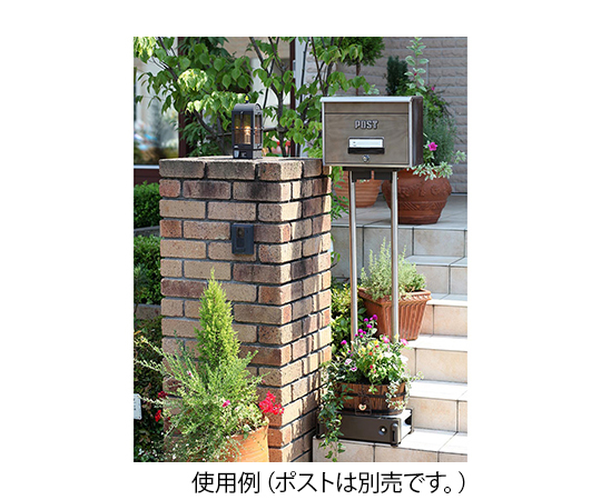 スタンドポール　自立式　400mm×1230mm×330mm 安定した台座に立つ長方形のポールが正面に設置されている様子