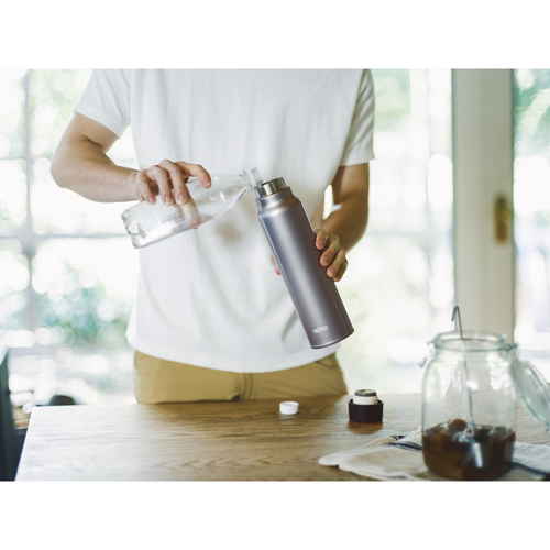サーモス　水筒　500ml　炭酸飲料ボトル　保冷　スクリュー　シルバー 光沢のあるシルバーのボトルが正面を向いている状態