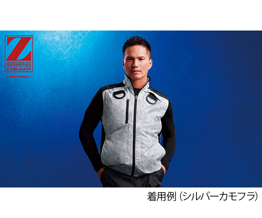 空調服ベスト　シルバー　SS 明るいシルバーの素材で構成された前開きのベストが、立体的に吊るされた状態