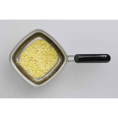 角型片手鍋 片手鍋 四角いラーメン鍋 角型 深型 15cm IH対応 鍋の底面が見え、深さや四角い形状が強調された状態