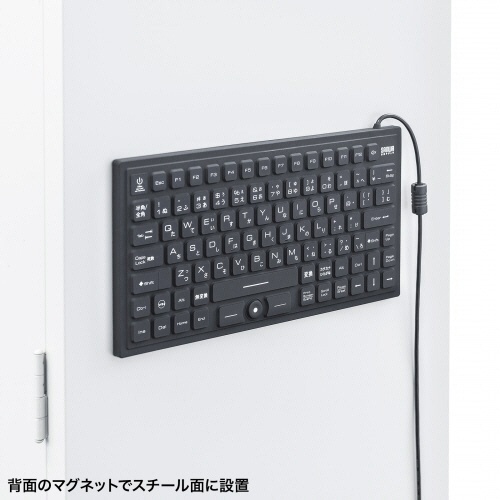 マグネット内蔵防水防塵キーボード　ブラック　1台 キーボードの上面が正面から見えており、マグネットを使った取付部分が強調された状態