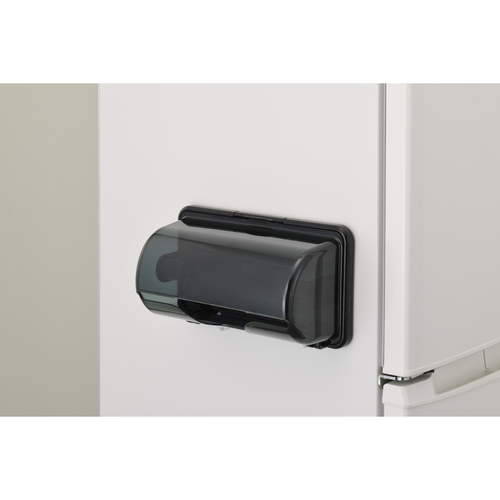 キッチンペーパーホルダー　マグネット式　吸盤付き　+smart　プラススマート　ブラック 白を基調としたキッチン空間に設置された、シンプルなデザインのホルダーが横から見える状態
