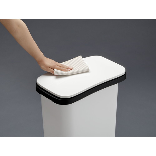 ゴミ箱 31L smooth ペタル ふた付き キャスター 静音設計 ごみ箱 分別ゴミ箱 ホワイト 正面から見た、ふた付きのホワイトごみ箱がキャスター付きで空いている状態