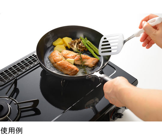 燕三 IH対応 鉄フライパン 26cm 黒い鉄製のフライパンがテーブルの上に置かれている様子、持つ部分が木製のハンドルでガス火用にデザインされている。