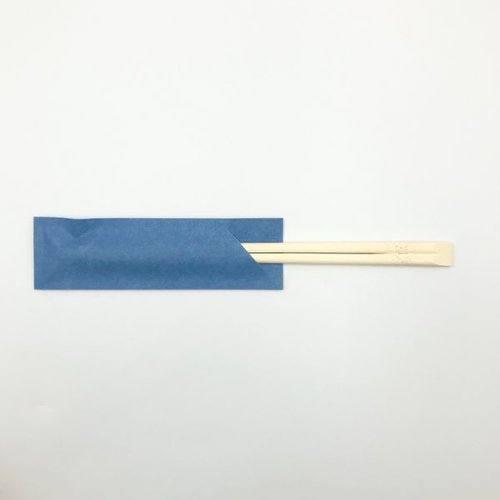 箸袋 ハカマ No.4524 濃藍 アオトプラス 深い濃藍色の紙袋が横向きに置かれ、端が軽く折り返されている様子