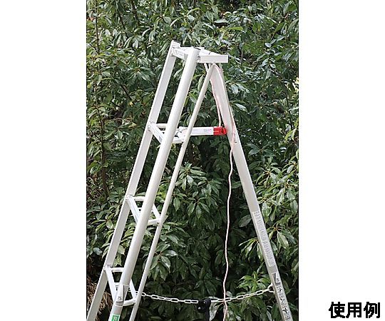 [EA903AR-90～360用] 閉じ止め金具 金具が黒い背景に対して目立つ状態で斜めから撮影されている