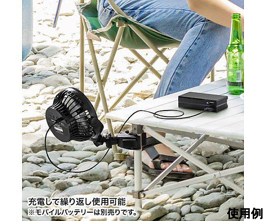 [充電式] 小型扇風機(クランプ式) クランプ式の小型扇風機がテーブルに固定され、斜め上方を向いている様子