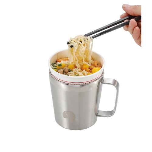 マグカップ　450ml　ヌードルインマグ450　キャプテンスタッグ　シルバー シルバーの金属製で、内側に麺が入っている様子