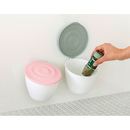 三角コーナー　水切りポット　シンクトラッシュ　フタ付き　吸盤付き　Ag+銀イオン入り　ヴィリディス 透明なフタが付いた水切りポットが吸盤でシンクに固定されている様子