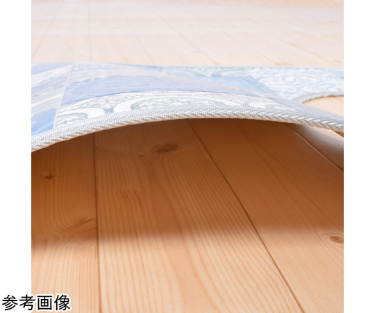 拭けるマットシリーズ　アンティグロ　トイレマット　ブルー　600×1000mm 青色のトイレマットが広がり、滑らかな表面と豊かな色合いが特徴的な様子
