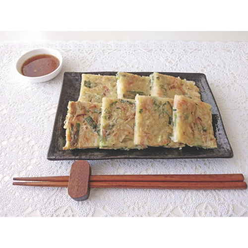 角型プレート　25×25cm　IH対応　鉄製　韓味家　チヂミパン 黒い鉄製のプレートがテーブルの上に置かれ、表面がつややかに見える状態