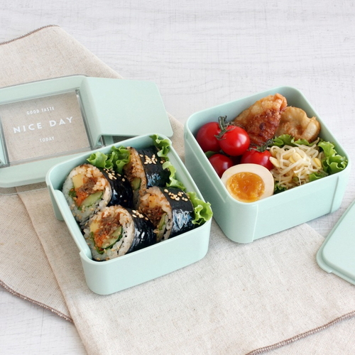 お弁当箱　イージーケアランチスクエア2段　680ml　ミント 商品が上から撮影され、鮮やかなミントカラーの二段重ねのお弁当箱が整然と並んでいる状態。