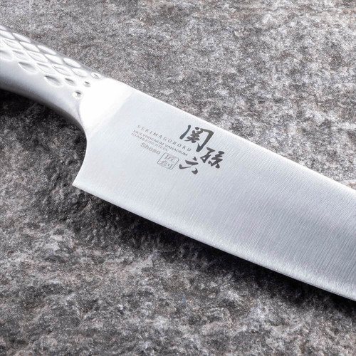 三徳包丁　16.5cm　関孫六　匠創 刃先が光り輝く、持ち手が美しい角度で映し出された状態