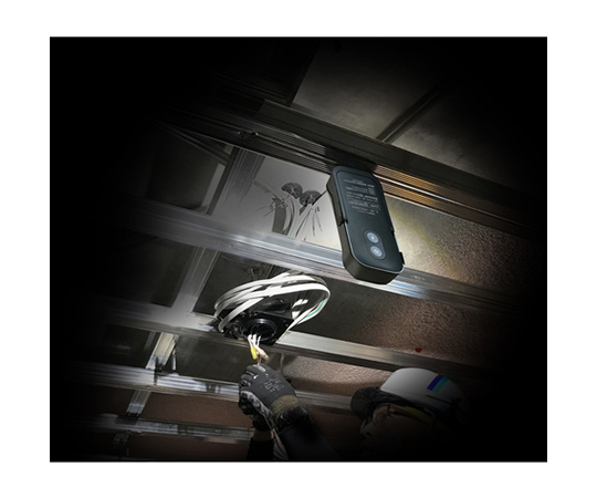 LEDワークライトR061 強い光を発するコンパクトなデザインの製品が横向きに置かれている状態