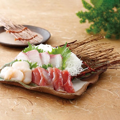 飲食店備品 笹スダレ 13×24cm 萬洋 緑色の細長いスダレが正面から見える状態で、木製の枠に支えられている。