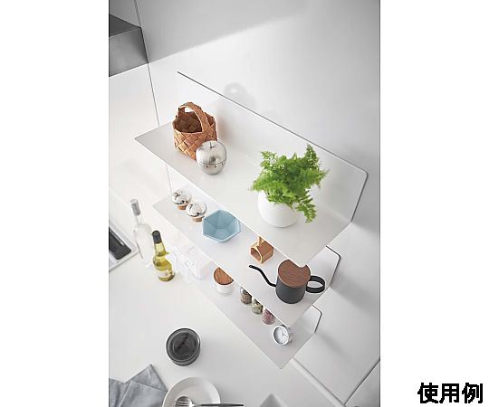 500x140x120mm ウォールラック(マグネット付・白 白いマグネット式のラックが壁に取り付けられた様子