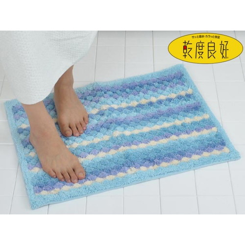 バスマット 足拭きマット 乾度良好 抗カビプラス 45×60cm ブルー 青色のマットが広がり、薄い陰影が見える状態