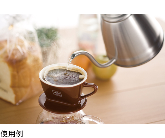 ドリップケトル つや消し 1L つや消しの表面を持つ、取っ手付きのスリムなケトルが斜めに置かれている様子