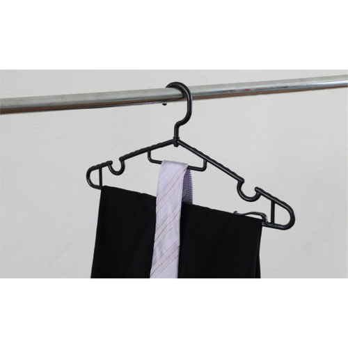 The　Hangers　ターンフックハンガー　10P　ブラック フック部分が広がり、横向きにぱらぱらと並んでいる様子