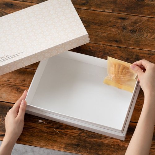 ギフト箱 ヨーロピアンギフトBOX クリーム-S(10枚) ヘッズ 柔らかなクリーム色のギフト箱が整然と並んでいる様子