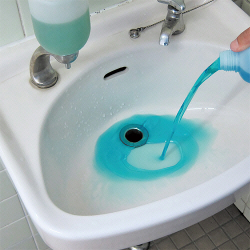 KYK　住宅用凍結防止剤凍ランブルー20L　1個 青い容器が正面を向いていて、ラベルには使用方法や成分が明記されている状態