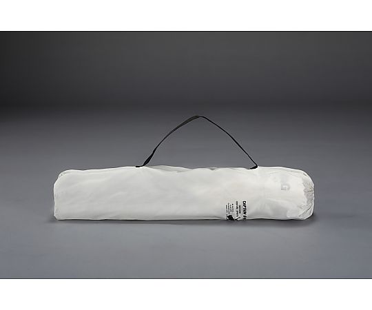 820x510x 800mm チェアー(ポータブル/アイボリー) アイボリーの布張りで、折りたたまれた状態のポータブルチェアが見える様子