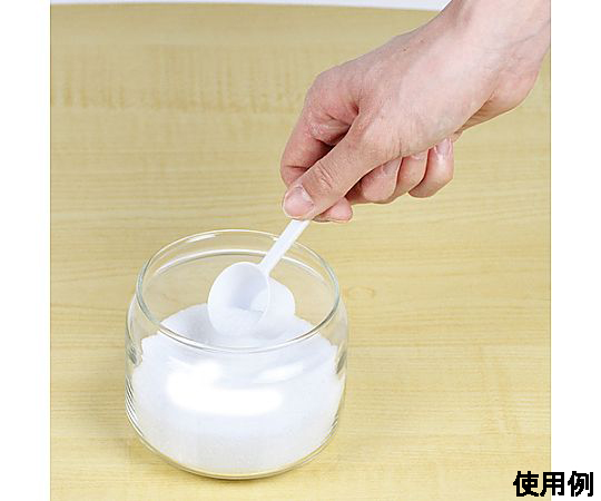 5/15ml 計量スプーン(プラスチック/2本組) 透明なプラスチック製の2本の計量スプーンが並んでいる様子