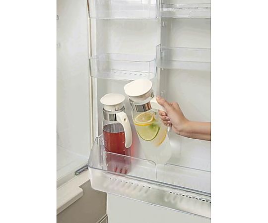 冷蔵庫ポットスリムN 透明な容器に入った保冷機能付きのポットが正面から見える状態。