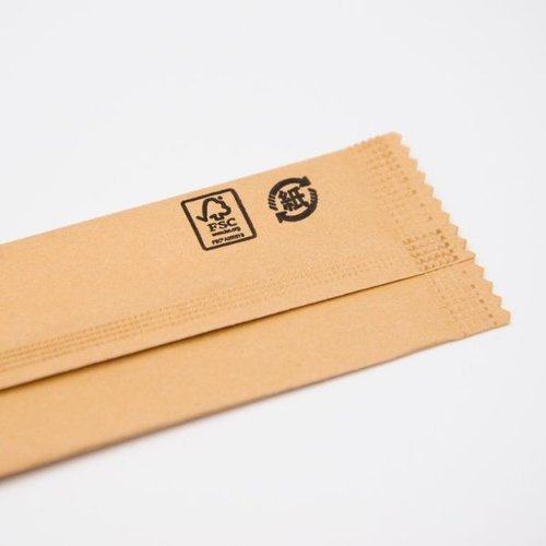 使い捨てスプーン 木製 フォーク 未晒紙完封 50本入 [バラ販売] パッケージが横から撮影され、木製のスプーンとフォークが入っている様子が見える状態
