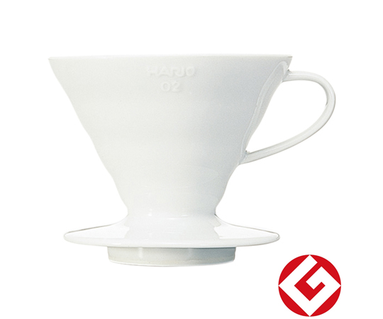 V60透過ドリッパ-02 セラミックW 白いセラミック製のドリッパーが正面から見える状態、透明感のあるデザインが特徴。