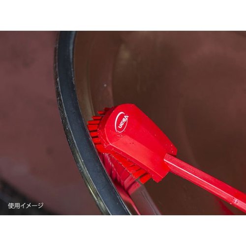 ロングハンドルブラシ(ハード)レッド 41864 Vikan(ヴァイカン) 鮮やかな赤色のロングハンドル、ブラシ部分は硬めの毛質で密集している様子
