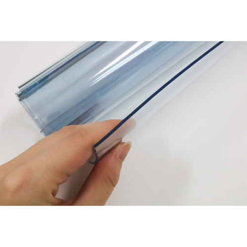 冷蔵庫下の床を守る　透明床保護マット　70cm×75cm　RTM-7075 透明な保護マットが床に敷かれた状態で、冷蔵庫の足元をしっかりとカバーしている様子。