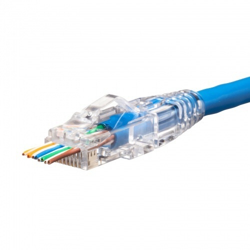 カテゴリ6A　RJ-45コネクタ　貫通型、への字ラッチ、ブーツ付き　1パック(100個) 複数のコネクタが束ねられ、ブーツ付きのデザインが見える状態