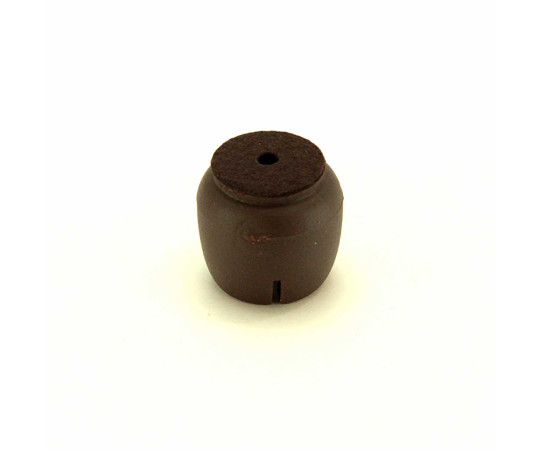 ワイドフェルトキャップ　丸脚用　16-21mm　濃茶　4個入 濃茶のフェルトが施された脚キャップ、4個パックで互いに寄り添うように配置されている様子