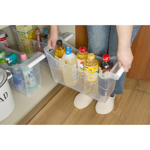 シンク下収納　引き出せるストッカー 透明なプラスチックケースが引き出しから出ている様子
