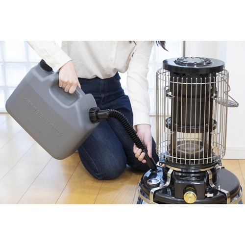 灯油缶　IWATANI　灯油タンク10L　KEROSENE　TANK　　IT-10LGY 金属製のタンクが斜めから見える状態で、持ち手が強調されている。