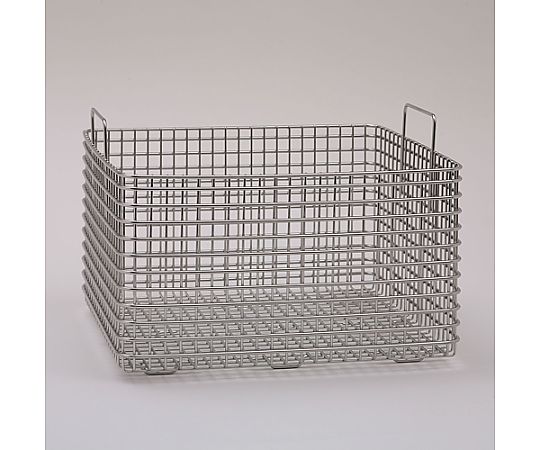245x110x100mm 部品洗浄かご(ステンレス製) ステンレス製の部品洗浄かごが側面から見える状態で、底に支えられた足と細かいメッシュのデザインが確認できる。