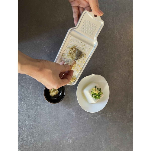 薬味用ハケ　キッチン用ミニくまで薬味トリーナーmini 持ち手付きの小さなブラシが横向きに置かれ、ブラスチック製の刃先部分が鮮やかな色合いで目を引く状態。
