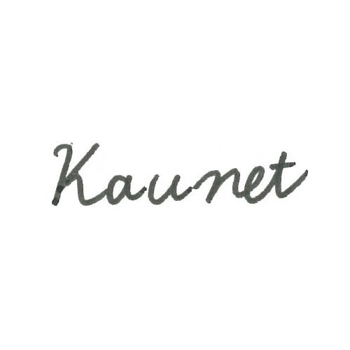 水性サインペン　スーパープチ　中字　青 ラベルとキャップの色が際立つ、斜め上からの視点で捉えられた単体の商品