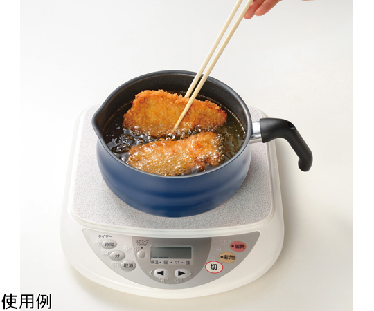 Tomay IH対応マルチパンL （NV） 平らな面に置かれた深型のマルチパン、持ち手が見える角度からの撮影